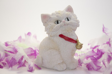 Статуэтка белый котенок