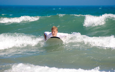 Teenager beim Wellenreiten