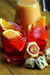 Aperitivo con salatini e succo d'arancia