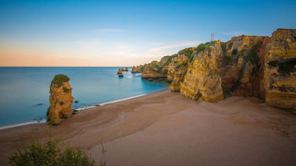 Felsenkulisse am Meer