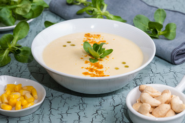 Crema de ma&iacute;z con anacardos y can&oacute;nigos repartidos por la mesa
