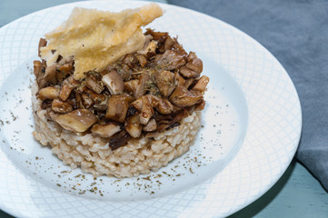 Risotto de setas con crujiente de queso parmesano