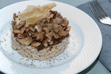 Risotto de setas con crujiente de queso parmesano