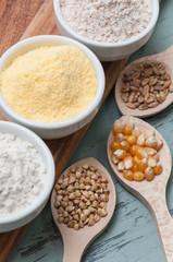 Diferentes harinas en tres boles