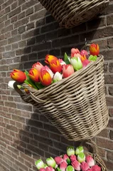 Fotobehang Rieten mand gevuld met gekleurde houten tulpen © monicaclick