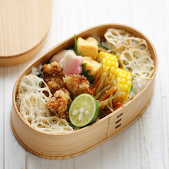 曲げわっぱに入ったお弁当