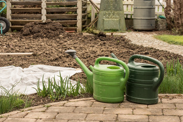 Abgenutzte alte Gießkannen aus Plastik