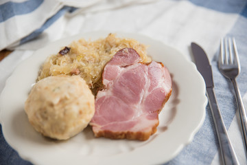 Geselchtes mit Knödel 