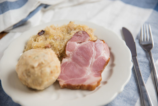 Geselchtes mit Kn&ouml;del 
