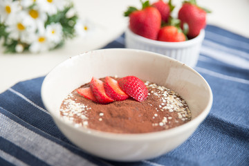 Schokoladen Bananen Pudding mit Früchten