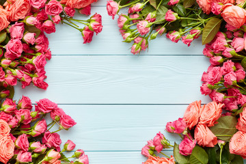 Fototapeta premium Roses on wooden background