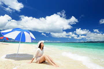 南国沖縄の美しいビーチで寛ぐ女性
