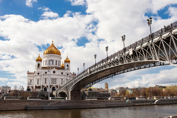 Fototapeta na wymiar Cathedral of Christ Saviour, Patriarshy Bridge, Moscow, Russia