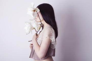 Donna e fiori bianchi purezza