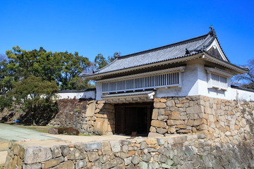 川面に映える漆黒の城 -岡山城 城門-