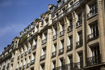 Fototapeta na wymiar Authentic Paris building