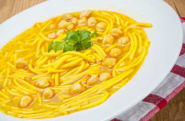 Detalle de fideos con garbanzos,sopa