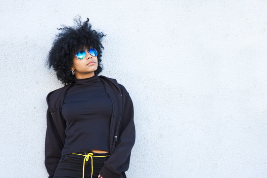 girl urban style on the wall