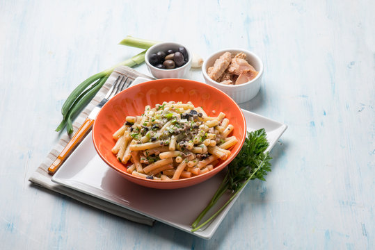 pasta with tuna olives and parsley