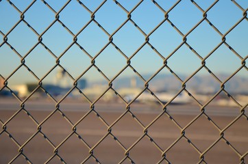 Fototapeta premium Maschendrahtzaun am Flughafen Las Vegas