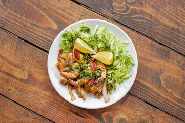 Photo sur Plexiglas Plats de repas King prawns dish with salad