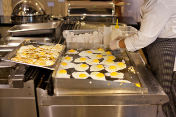 Le cuisinier prépare une omelette pour un petit déjeuner