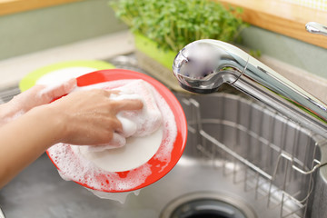 食器を洗う女性