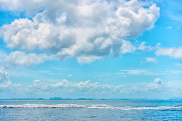 Fototapeta premium beautiful tropical blue ocean and clouds on sky with wave foam,