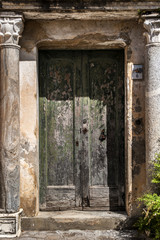 Fototapeta na wymiar old door of a house in Ravello