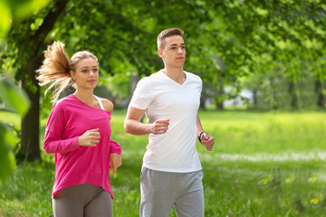Obraz premium Running couple jogging in the park