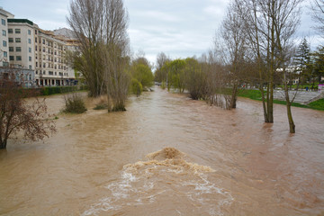Fototapeta na wymiar crecida del rio Arlanzón en Burgos