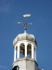 Fototapeta na wymiar Weißer Glockenturm mit Wetterfahne bei Domburg, Niederlande