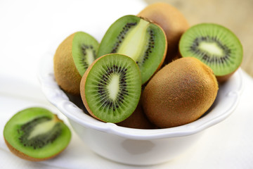 Fototapeta na wymiar Kiwi Obst Früchte