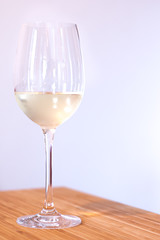 Weinglas auf Holztisch