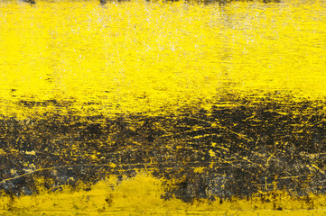 Rustikaler gelb schwarzer Holz Hintergrund / Verwitterter zerkratzter gelb schwarzer Hintergrund aus Holz.
