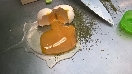 Huevo roto en la cocina