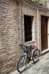 Fototapeta na wymiar Bicicletta appoggiata al muro