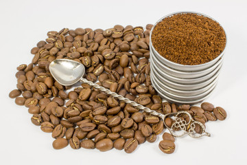Obraz premium Coffee beans and spoon on white background