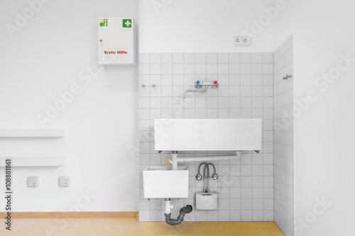 "großes und kleines Waschbecken " Stockfotos und lizenzfreie Bilder auf