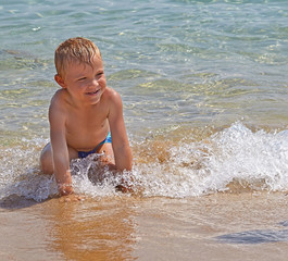 Fototapeta na wymiar happy kid playing on a beach