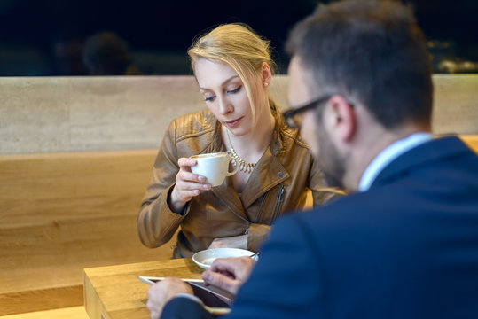 Gesch&auml;ftsmann und Frau haben eine Besprechung