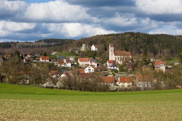 Fototapeta na wymiar Ausblick auf Veringenstadt im Frühjahr