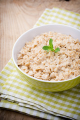 Oatmeal porridge with blueberries. healthy breakfast.