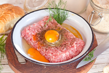 minced meat with raw egg