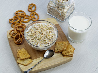 oatmeal with milk and cookies