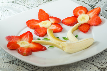 Composizione di fragole e banane, fiore creato con fragola e banana in primo piano, food di frutta