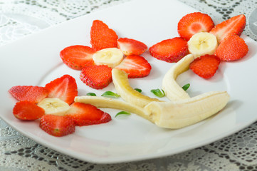Composizione di fragole e banane, fiore creato con fragola e banana in primo piano, food di frutta