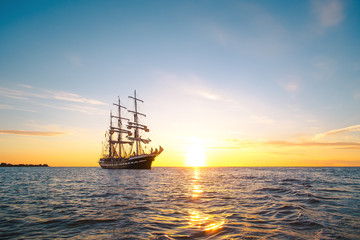 Obraz premium Segelboot in der Sonne