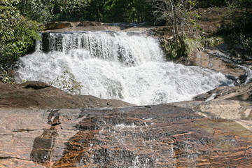 Fototapeta premium l'eau des chutes Voltaire dans l'ouest guyanais, Guyane française