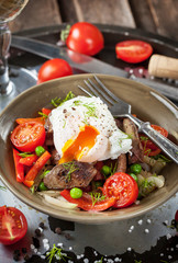 Salad with chicken livers, vegetables and poached egg